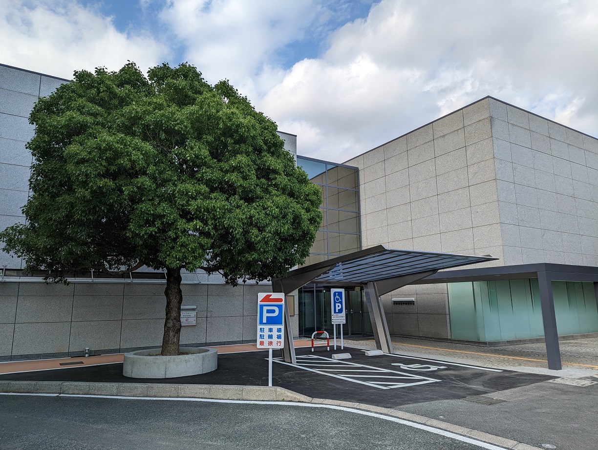 中央図書館(正面)