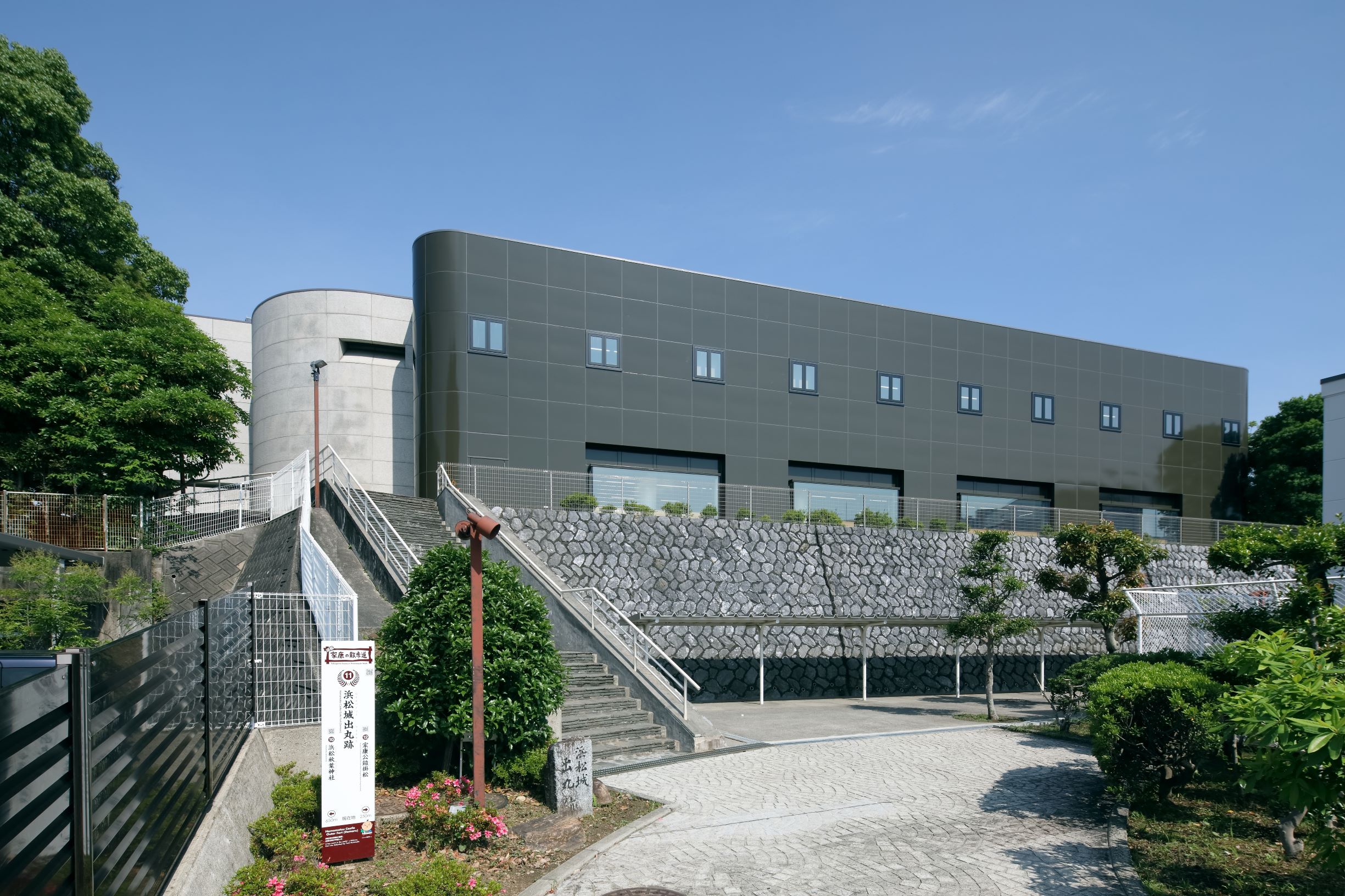 中央図書館(東側)